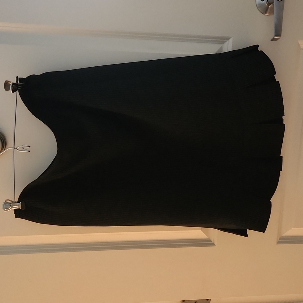 Tahari black pin striped lined skirt. Size 14. Bought in 2006 at macys